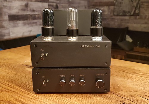 Integrated tube amplifier with DAC