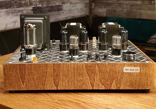 Integrated tube amplifier with DAC